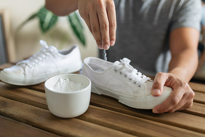 cách khử mùi hôi giày