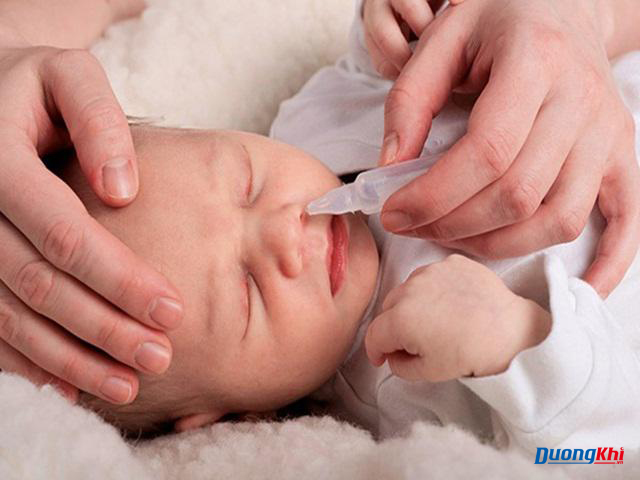 vệ sinh mũi cho trẻ mỗi ngày