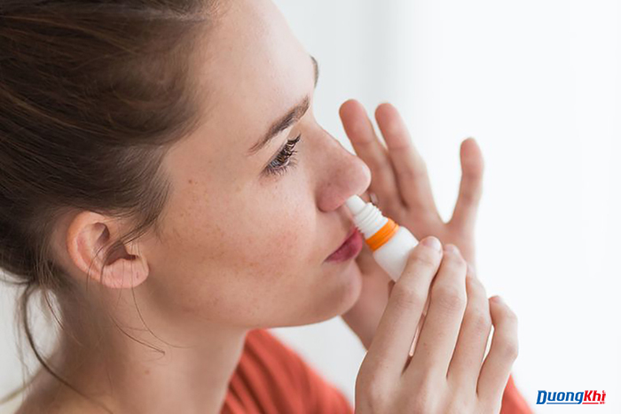 rửa mũi bằng nước muối sinh lý ít nhất 1 ngày/ lần 