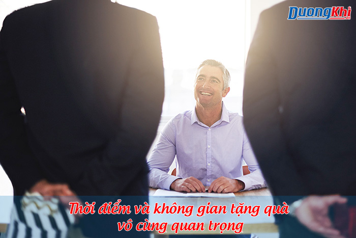 nghệ thuật tặng quà cho sếp nam và nữ