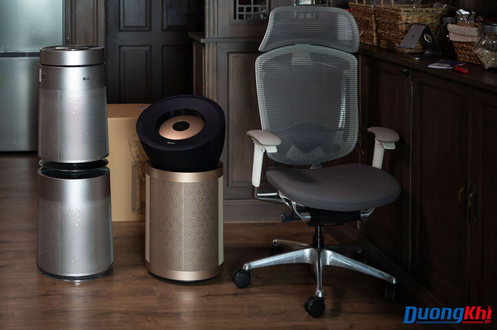 So sánh kích thước với máy lọc LG Puricare 2 tầng và ghế văn phòng